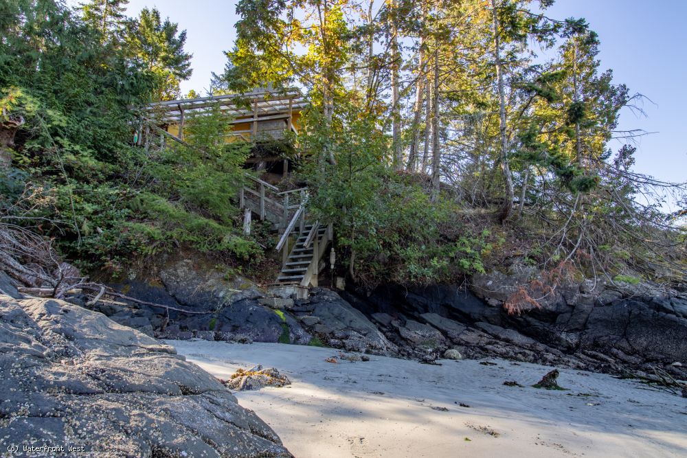 Oceanfront Cottage w/steps to Sandy Beach!